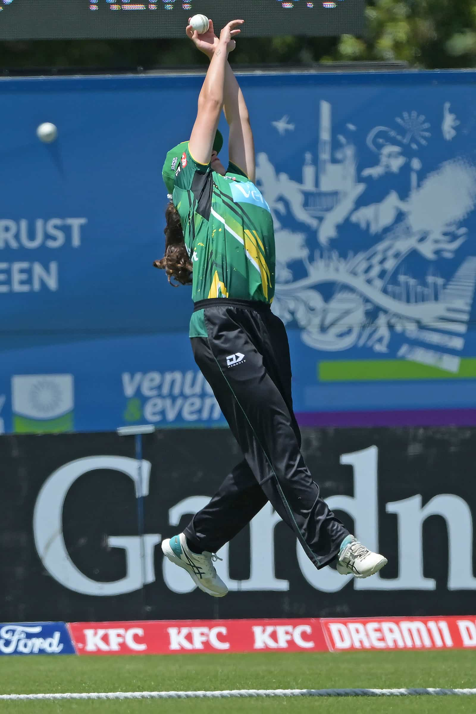 Georgia Atkinson of Central Hinds takes a catch on the ropes. Dream11 Super Smash - Central Hinds v Wellington Blaze at Fitzherbert Park, Palmerston North New Zealand on Tuesday 27 December 2022.
© Mandatory credit: Kerry Marshall / www.photosport.nz