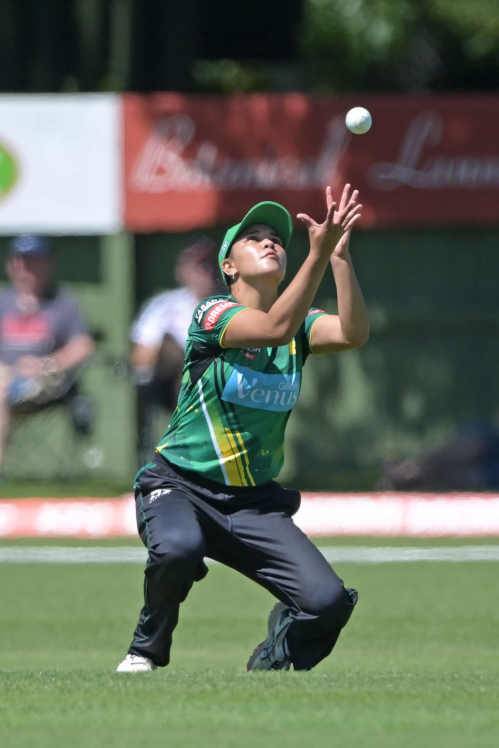 Ocean Bartlett of Central Hinds makes a catch. Coin Toss. Dream11 Super Smash - Central Hinds v Wellington Blaze at Fitzherbert Park, Palmerston North New Zealand on Tuesday 27 December 2022.
© Mandatory credit: Kerry Marshall / www.photosport.nz